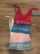 WDLS-Bedrukt Babymutsje ssst ik slaap- fuchsia