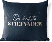 Sierkussen Buiten - Cadeau voor man - Quote - Stiefvader - De liefste stiefvader - Spreuken - 60x60 cm - Weerbestendig - Vaderdag cadeautje - Cadeau voor vader en papa