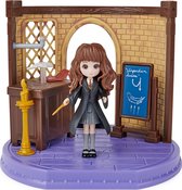 Wizarding World HARRY POTTER - PLAYSET COURS DE SORTILÈGES - Coffret Univers Magique Cours De Sortilèges Avec 1 Figurine Articulée Hermione Granger et Accessoires - 6061846 - Jouet Enfant 5 ans et +