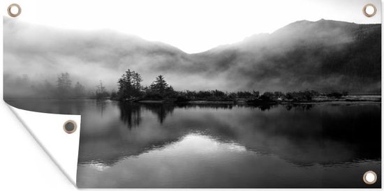 Schuttingposter Reflectie van mist, bomen en bergen in het water - zwart wit - 200x100 cm - Tuindoek