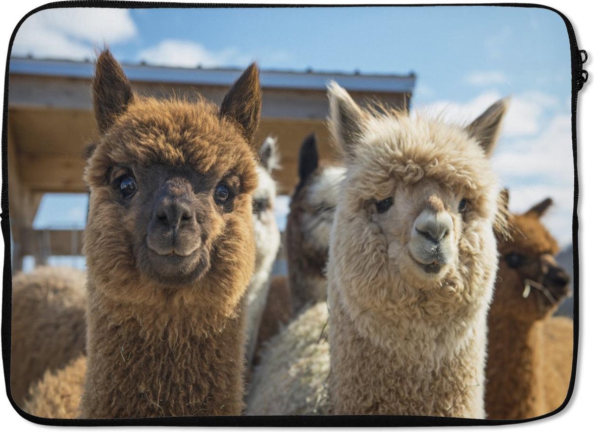 Laptophoes 13 inch - Alpaca - Vrolijk - Bruin - Wit - Laptop sleeve - Binnenmaat 32x22,5 cm - Zwarte achterkant