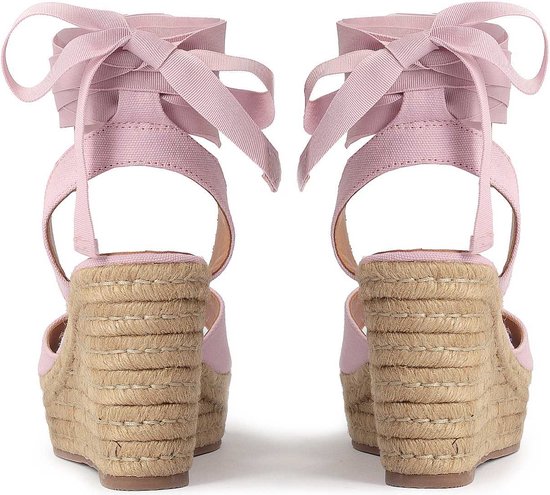 Roze stoffen sandalen op een hoog plateau