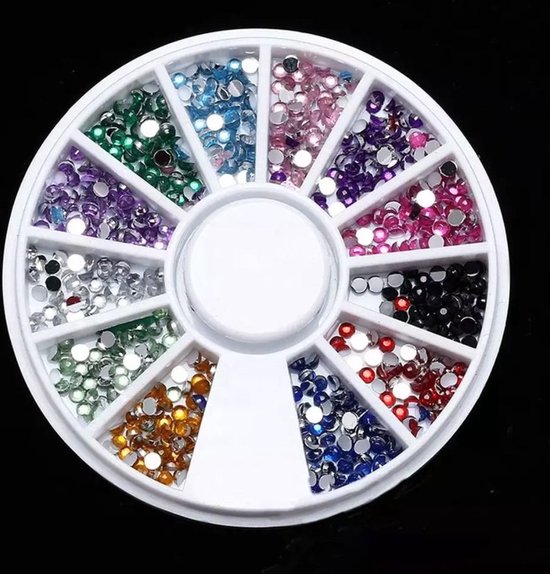 Wit nageldecoratie wiel met 12 vakjes gevuld met verschillende gekleurde strass steentjes.