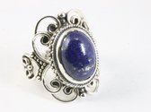 Opengewerkte zilveren ring met lapis lazuli - maat 18.5