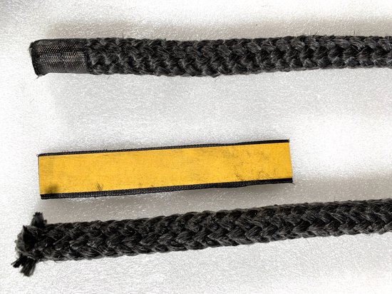 Twee stukken dik, grijs kachelkoord met een gele strook tape ertussen.