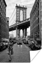 Poster - New York - Brug - Vrouw - Fotografie - Zwart wit - Muurposter - 20x30 cm - Wanddecoratie - Kamer decoratie tieners