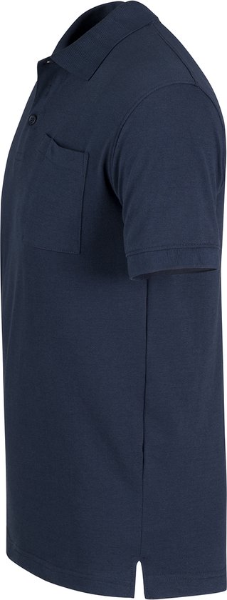 Zijaanzicht van donkerblauwe polo met korte mouwen, borstzak en splitjes aan de zijkant.