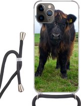 Hoesje met koord Geschikt voor iPhone 11 Pro Max - Schotse hooglander - Koeien - Natuur - Groen - Gras - Siliconen - Crossbody - Backcover met Koord - Telefoonhoesje met koord - Hoesje met touw