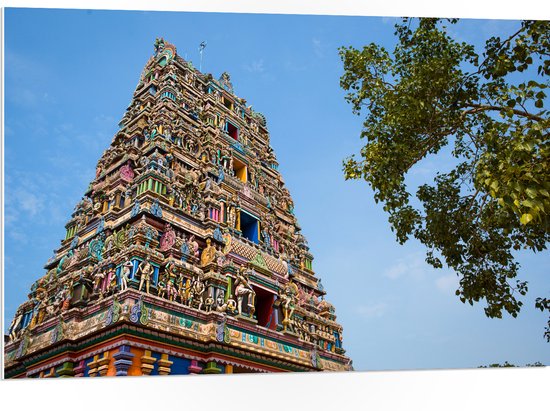 PVC Schuimplaat - Traditionele Kidangamparambu Sree Bhuvaneswari Tempel Vol met Kleurrijke Beelden - 105x70 cm Foto op PVC Schuimplaat (Met Ophangsysteem)
