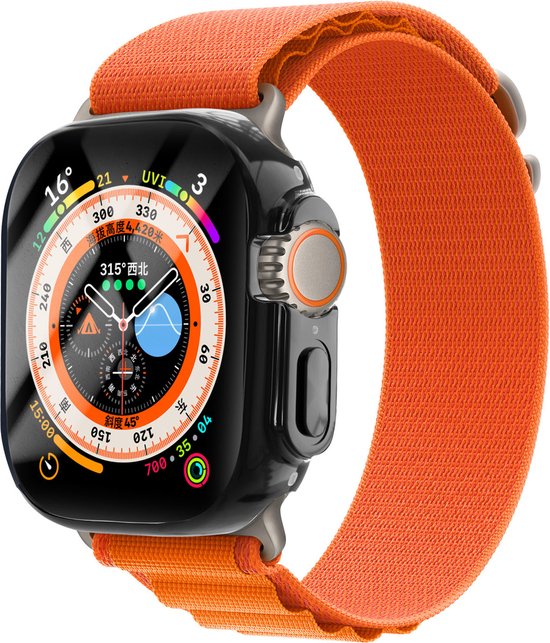 Apple Watch Ultra met zwarte hoes en feloranje bandje, met oranje wijzerplaat.