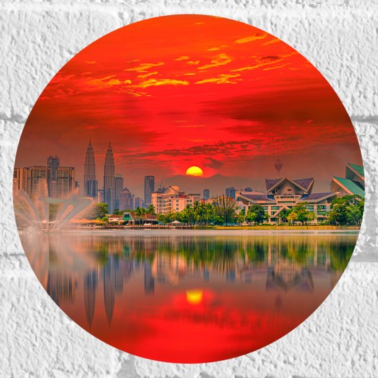 Muursticker Cirkel - Skyline van De Stad Kuala Lumpur in Indonesië tijdens Zonsondergang - 20x20 cm Foto op Muursticker