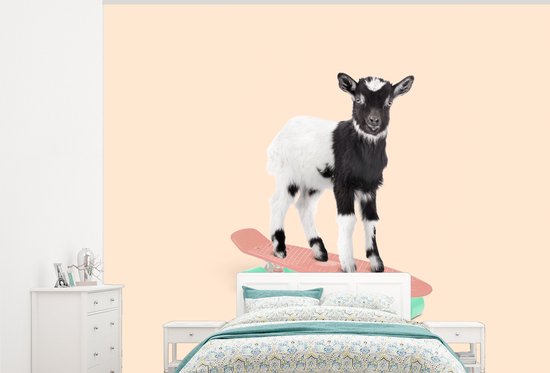 Behang - Fotobehang Geit - Zwart - Skateboard - Wit - Dieren - Breedte 325 cm x hoogte 260 cm