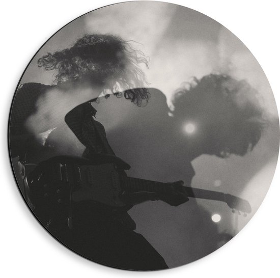 Dibond Muurcirkel - Rockende Gitarist in Rook tijdens Concert - 40x40 cm Foto op Aluminium Muurcirkel (met ophangsysteem)