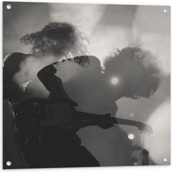 Tuinposter – Rockende Gitarist in Rook tijdens Concert - 80x80 cm Foto op Tuinposter (wanddecoratie voor buiten en binnen)