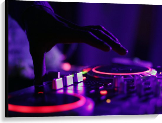 Canvas - Hand van DJ op DJ set met Neon Lichten - 100x75 cm Foto op Canvas Schilderij (Wanddecoratie op Canvas)
