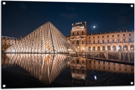 Tuinposter – Verlicht Louvre in Parijs, Frankrijk - 105x70 cm Foto op Tuinposter (wanddecoratie voor buiten en binnen)