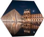 PVC Schuimplaat Hexagon - Verlicht Louvre in Parijs, Frankrijk - 60x52.2 cm Foto op Hexagon (Met Ophangsysteem)