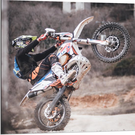 Dibond - Man Stuntend op Motor op Motorcross Parcour - 80x80 cm Foto op Aluminium (Wanddecoratie van metaal)