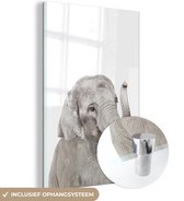 MuchoWow® Glasschilderij 80x120 cm - Schilderij acrylglas - Olifant - Dieren - Grijs - Natuur - Foto op glas - Schilderijen