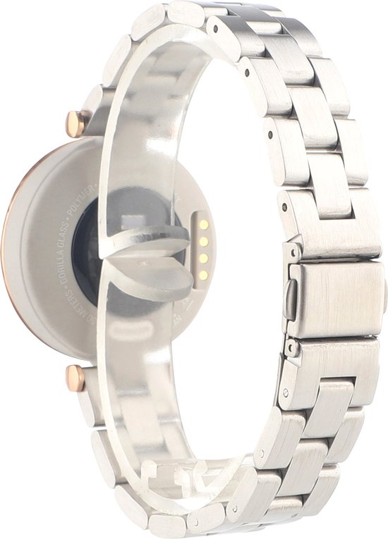 Bracelet de montre connectée en métal argenté avec des accents en or rose, sur un support.