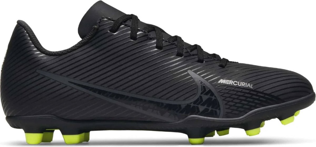 Nike Vapor 15 Club FG/MG voetbalschoenen in maat 38, zwart synthetisch leer met textuur en groene noppen.