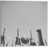 Dibond - Verschillende Muziekinstrumenten in Handen van Mensen (Zwart- wit) - 50x50 cm Foto op Aluminium (Wanddecoratie van metaal)