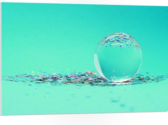 PVC Schuimplaat - Doorzichtige Bal met Confetti tegen Blauwe Achtergrond - 105x70 cm Foto op PVC Schuimplaat (Met Ophangsysteem)