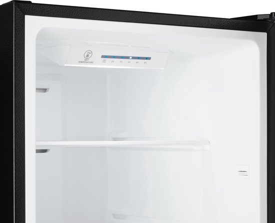 Interieur van een zwarte Inventum koelkast met temperatuurregelaar bovenaan.