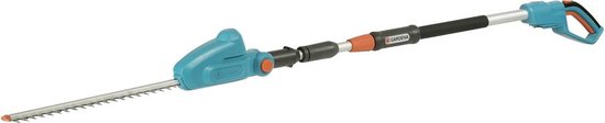 Turquoise heggenschaar met uitschuifbare steel, oranje handvat en "GARDENA" logo.