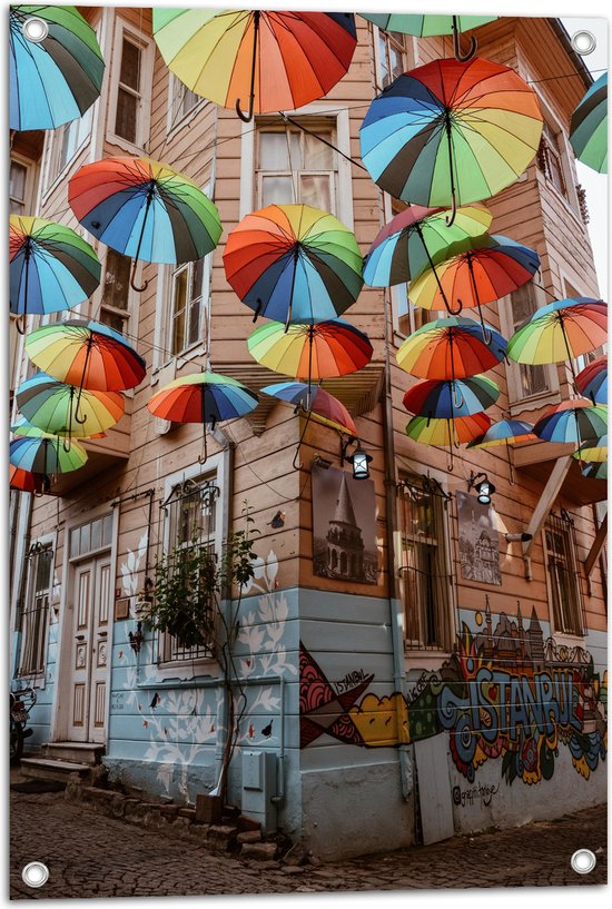 Tuinposter – Gekleurde Hangede Paraplus in Straat - 50x75 cm Foto op Tuinposter (wanddecoratie voor buiten en binnen)