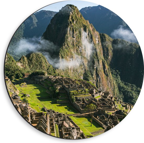 WallClassics - Dibond Muurcirkel - Uitzicht over Dorpje Machu Picchu in Peru - 40x40 cm Foto op Aluminium Muurcirkel (met ophangsysteem)