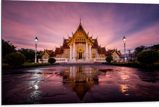 Dibond - Boeddhistische Wat Benchamabophit Tempel met Gouden Details in Bangkok, Thailand - 105x70 cm Foto op Aluminium (Met Ophangsysteem)