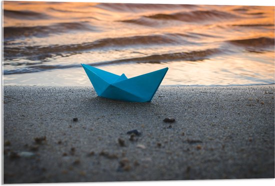 Acrylglas - Blauwe Papieren Origami Bootje Aangespoeld op het Strand tijdens Opkomende Zon - 90x60 cm Foto op Acrylglas (Met Ophangsysteem)