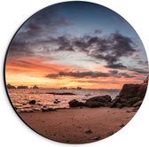 Dibond Muurcirkel - Donkere Wolken in de Lucht boven de Zee en het Strand tijdens Zonsondergang - 20x20 cm Foto op Aluminium Muurcirkel (met ophangsysteem)