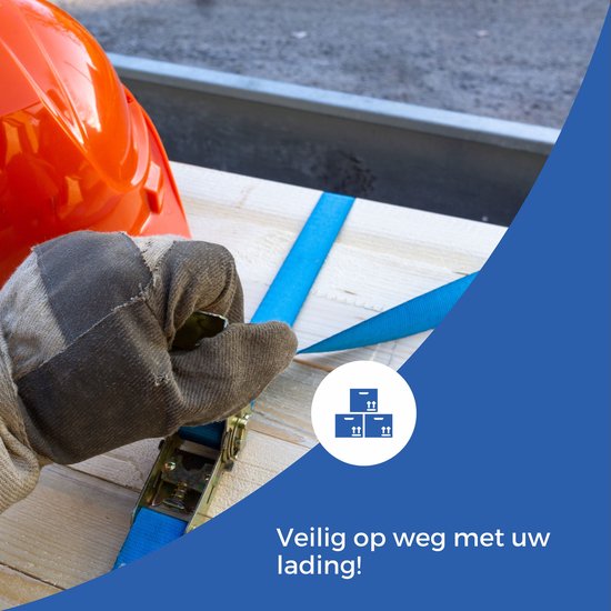 Hand met werkhandschoen die blauwe spanband op houten kist bevestigt, oranje helm.