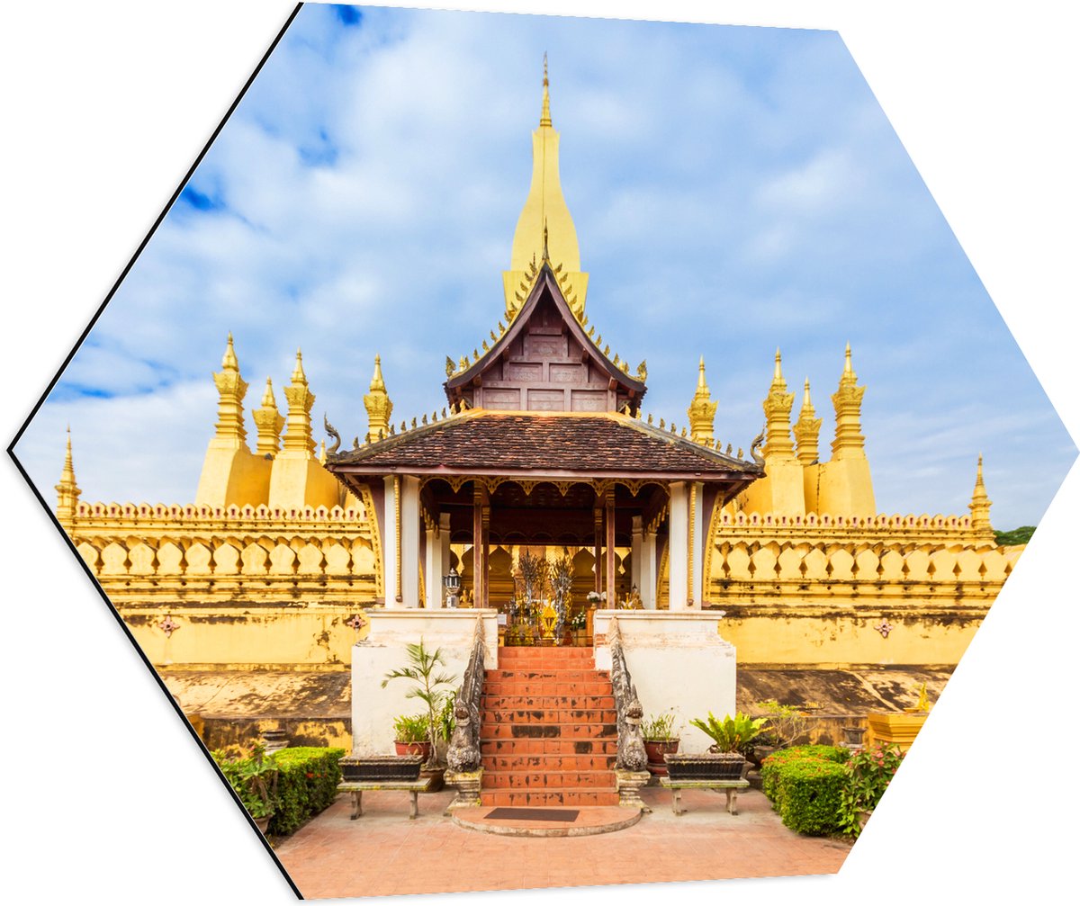 Dibond Hexagon - Vooraanzicht van Pha That Luang Tempel in Vientiane onder Sluierbewolking, Laos - 70x60.9 cm Foto op Hexagon (Met Ophangsysteem)