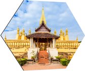 Dibond Hexagon - Vooraanzicht van Pha That Luang Tempel in Vientiane onder Sluierbewolking, Laos - 70x60.9 cm Foto op Hexagon (Met Ophangsysteem)