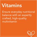 Illustratie van een capsule met glitters. Tekst: "Vitamines. Zorg voor dagelijkse voedingsbalans met een vakkundig gemaakte, hoogwaardige multivitamine."
