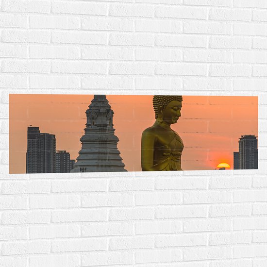 Muursticker - Wat Paknam Phasi Charoen Tempel met Mega Goudkleurige Buddha tijdens Zonsondergang in Bangkok, Thailand - 120x40 cm Foto op Muursticker