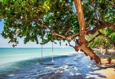 Fotobehang - Vlies Behang - Touwschommel aan de Boom boven Zee in het Tropische Paradijs - 416 x 290 cm