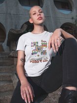 Shirt - Proud of who I am - Wurban Wear | Grappig shirt | Pride | Unisex tshirt | Pride vlag | Regenboog vlag | LGBTQ | Make up | Gay | Liefde | Wit