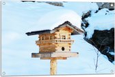 Tuinposter – Dikke Laag Sneeuw in Houten Vogelhuisje - 90x60 cm Foto op Tuinposter (wanddecoratie voor buiten en binnen)