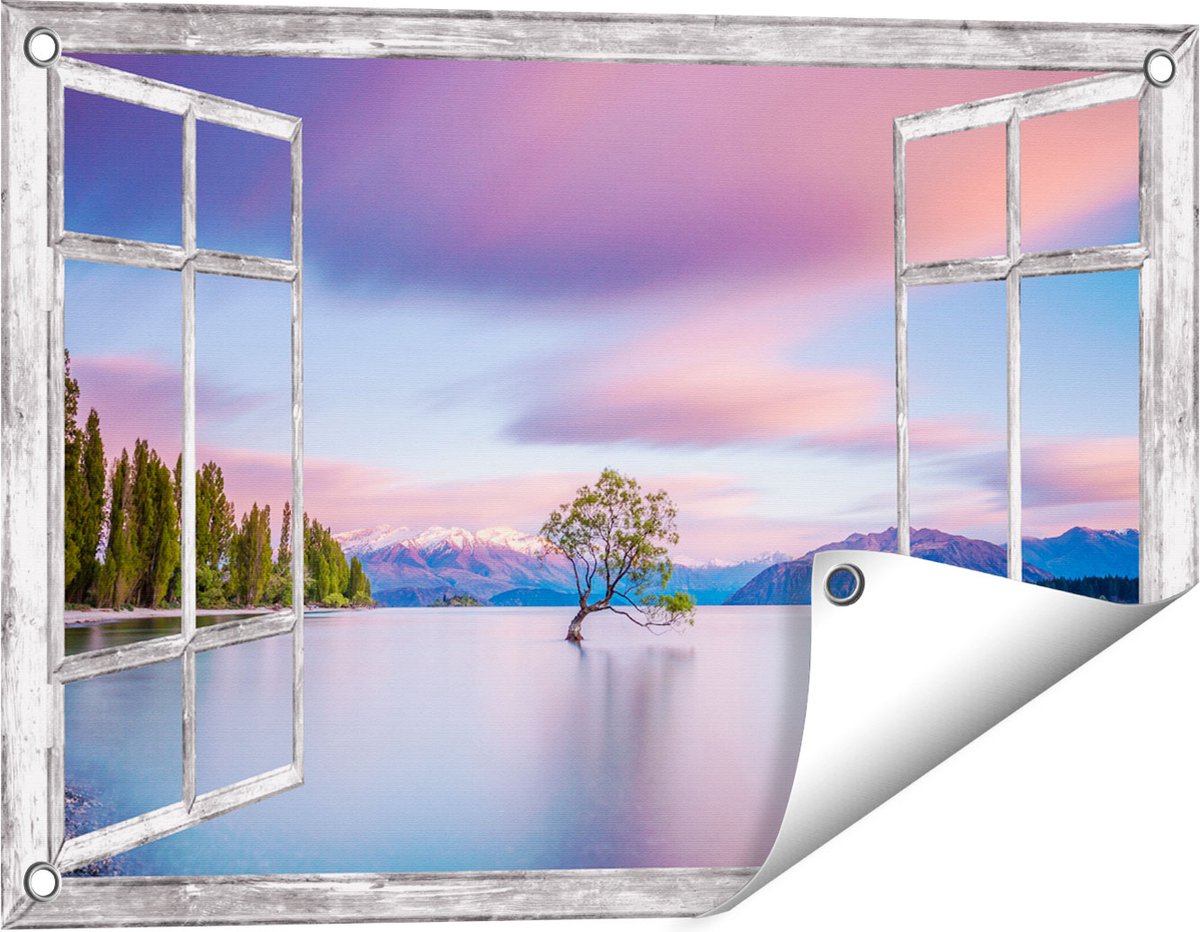 Gards Tuinposter Doorkijk Wanaka Boom in het Water bij Zonsopgang - 60x40 cm - Tuindoek - Tuindecoratie - Wanddecoratie buiten - Tuinschilderij Grijs