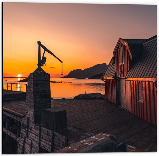 Dibond - Rode Schuur aan Zee meet Uitzicht op Bergen en de Zonsondergang - 50x50 cm Foto op Aluminium (Met Ophangsysteem)
