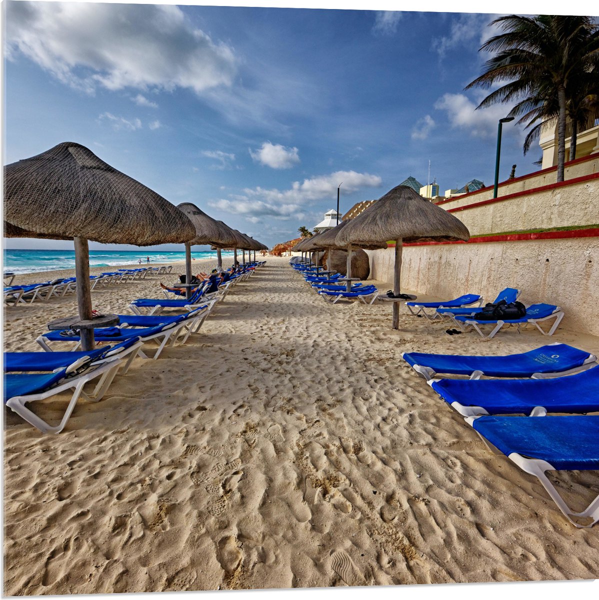 Acrylglas - Blauwe Ligbedden op Strand met Rieten Parasols - 80x80 cm Foto op Acrylglas (M