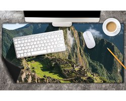 Bureau onderlegger - Uitzicht over Dorpje Machu Picchu in Peru - 80x40 cm - 2 mm Dik - Bureau mat Vinyl