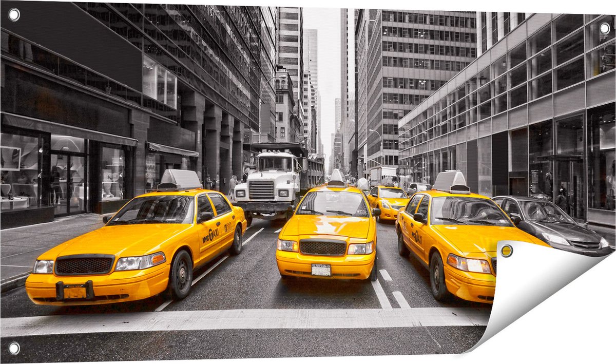 Gards Tuinposter New York Gele Taxi's - Zwart Wit - 100x50 cm - Tuindoek - Tuindecoratie - Wanddecoratie buiten - Tuinschilderij Multikleur