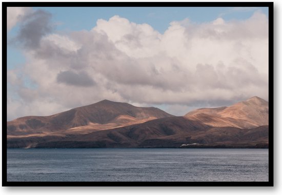 Heuvels, wolken en zee - Lanzarote - Fotoposter met Lijst