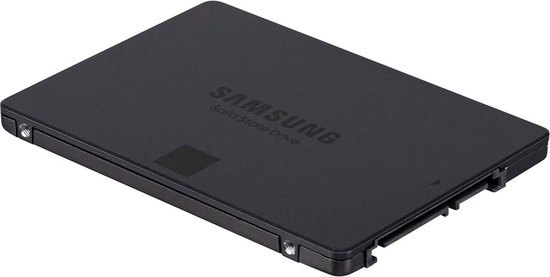 Zwarte Samsung Solid State Drive 870 QVO, gezien vanuit een schuine hoek.