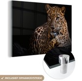 Glasschilderij luipaard - Boomstam - Dieren - Portret - Wanddecoratie - Woonkamer - 90x60 cm - Schilderij glas - Foto op glas - Woonaccessoires - Muurdecoratie - Glasplaat